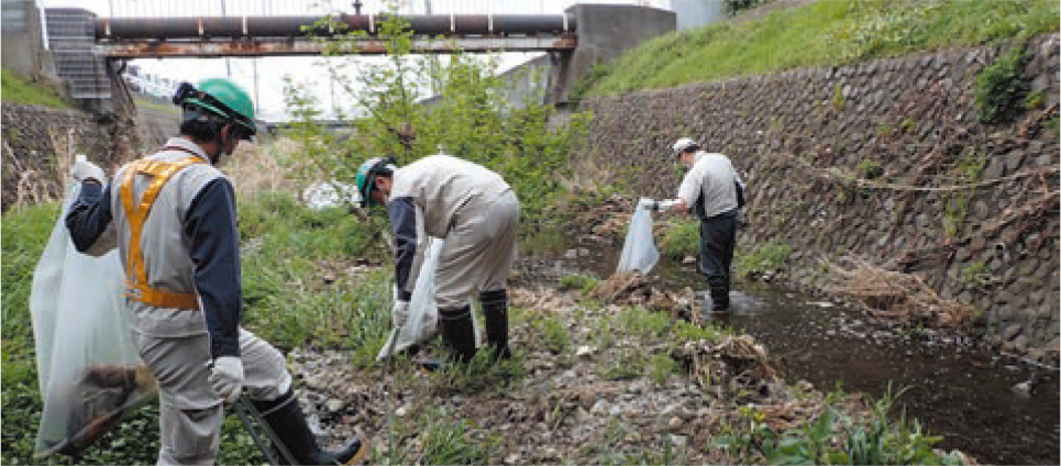 工場敷地内を流れる江原川の清掃作業