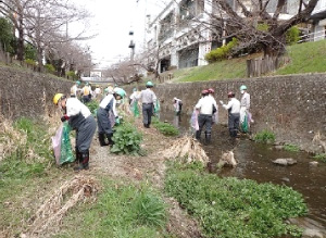 工場敷地内を流れる江原川の清掃作業