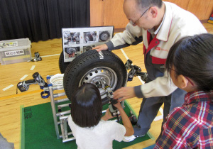 電動工具を使ってナットでタイヤ締付を体験