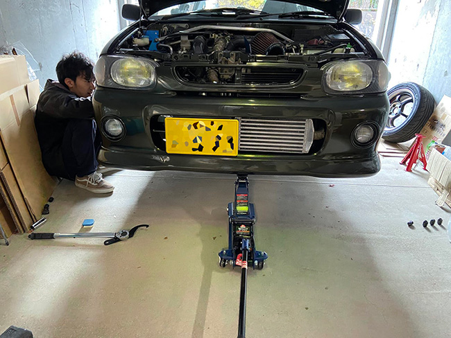 祖母の家のガレージにて