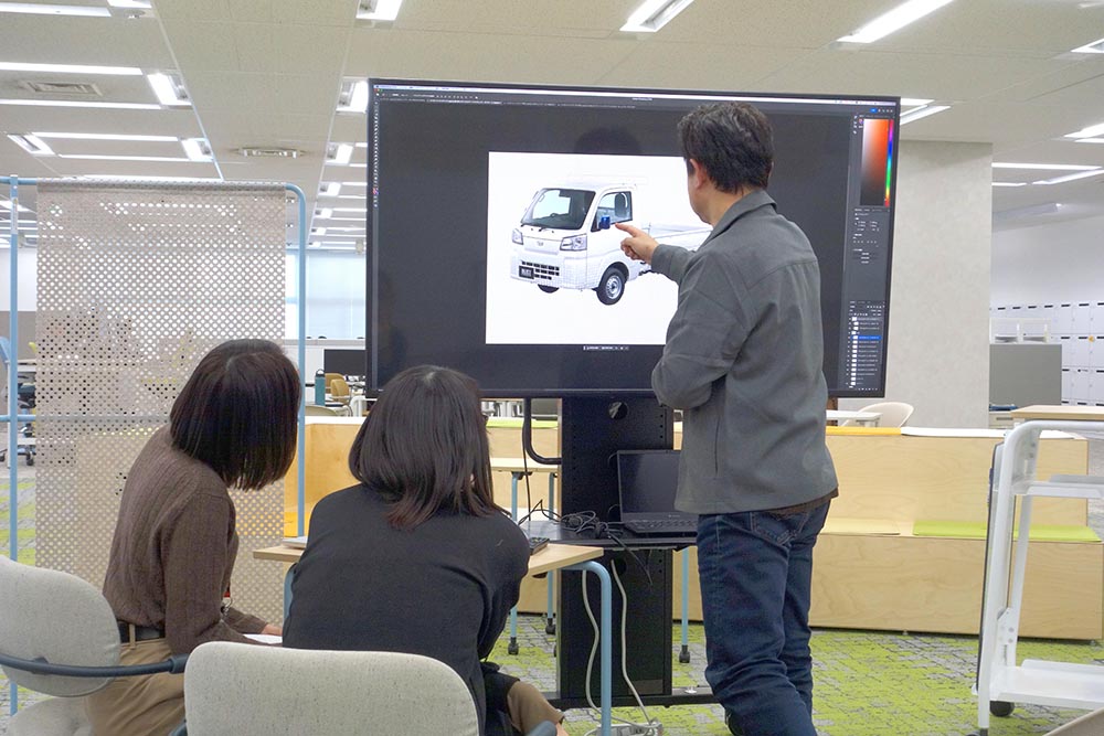 CMFデザイナーが学生に教えている様子