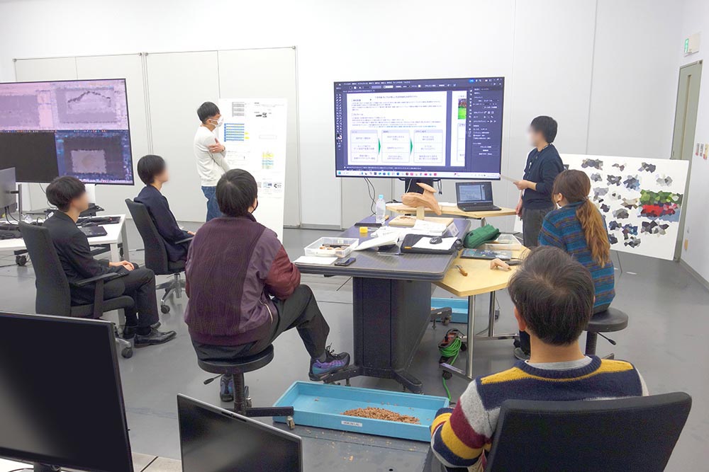 クレイモデラーが学生に教えている様子