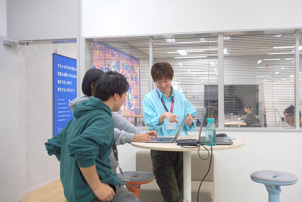 GUIデザイナー講師が学生に教えている様子