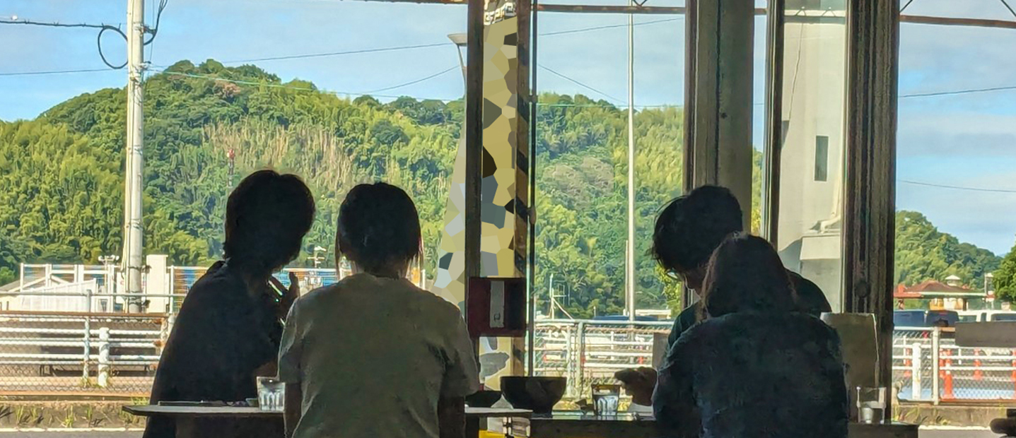 みんなで田舎のカフェでくつろいでいる様子